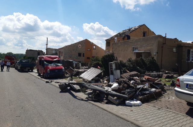 Neďaleko slovenských hraníc sa prehnalo tornádo, spôsobilo rozsiahle škody (video)