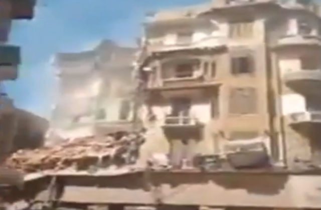 V Alexandrii sa zrútila obytná budova, zahynulo najmenej päť žien (video)