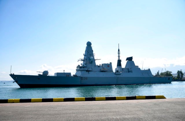Na zastávke v Británii našli tajné dokumenty ministerstva obrany, obsahujú informácie o torpédoborci a armáde