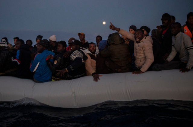 Za víkend zachránilo tuniské námorníctvo v Stredozemnom mori viac než 400 migrantov