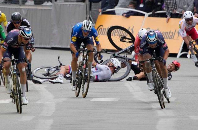 Sagan má po páde v 3. etape Tour de France 2021 hlboké rany na pravom boku aj veľký hematóm (video)