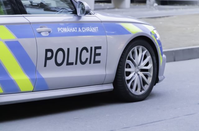 V centre Prahy vážne postrelili ženu, po útočnikovi pátrajú