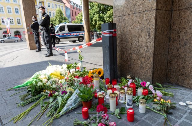 V Prahe zadržali podozrivého zo streľby, zranená žena zomrela