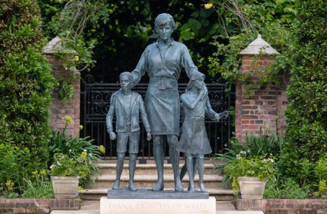 William a Harry odhalili sochu princeznej Diany, oslávila by 60. narodeniny