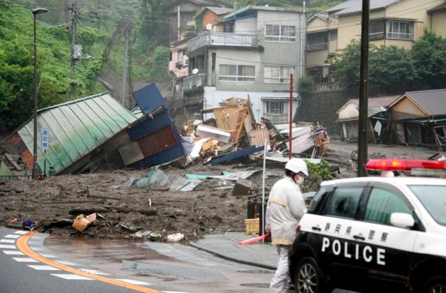 Ničivé bahno zalialo desiatky domov v Japonsku, viacero ľudí je nezvestných