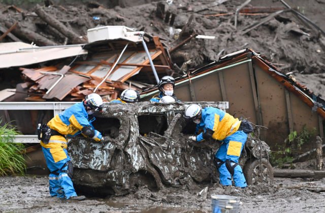 Pri zosuvoch bahna v japonskom Atami zomreli najmenej dvaja ľudia, živel odniesol obete do mora