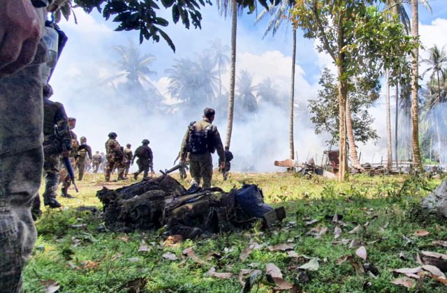 Lietadlo s filipínskymi vojakmi minulo pristávaciu dráhu a zrútilo sa, najmenej 17 ich zahynulo