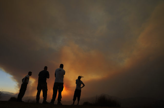 Lesný požiar zničil horskú dedinu na Cypre, našli pri nej pozostatky tiel štyroch ľudí