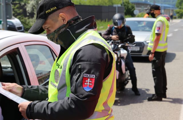 Na slovenských hraniciach aj letiskách prebiehajú intenzívne kontroly, viaceré prechody uzavreli