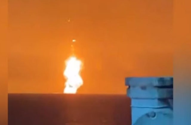 V Kaspickom mori došlo k silnej explózii, výbuch pocítili aj v oblasti rozsiahlych ropných polí (video)