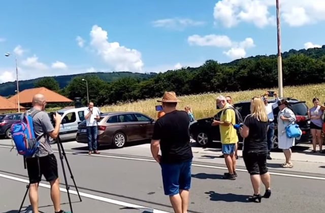Vrbovčania protestovali proti zatvoreniu hraničného priechodu, opatrenie im komplikuje cestu do práce (video)