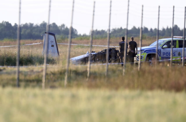 Vo Švédsku sa zrútilo lietadlo s parašutistami, zahynulo deväť ľudí