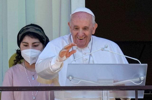 Pápež František sa po operácii ukázal verejnosti, pri príhovore mu robili spoločnosť hospitalizované deti