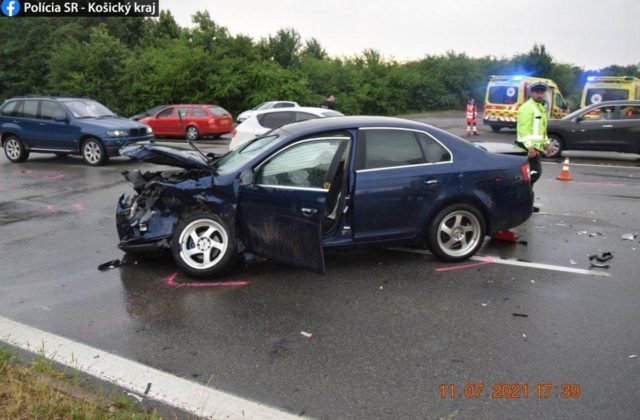 Dopravná nehoda v obci Vinné si vyžiadala osem zranených, vodič skrížil cestu druhému vozidlu (foto)