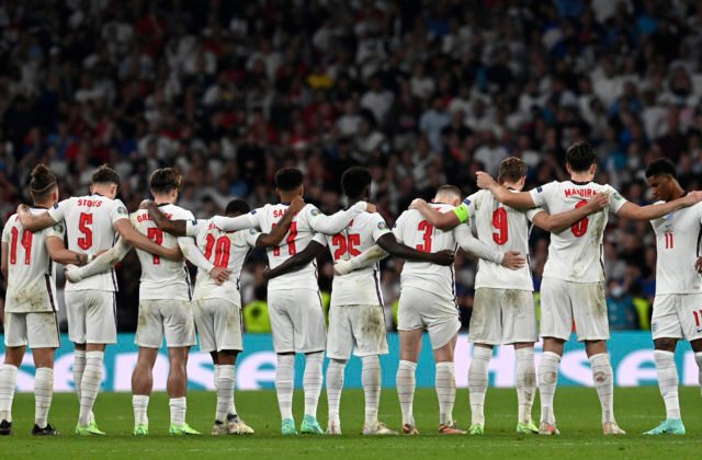 Trio anglických futbalistov čelí na sociálnych sieťach vlne rasistických urážok za prehru s Talianskom