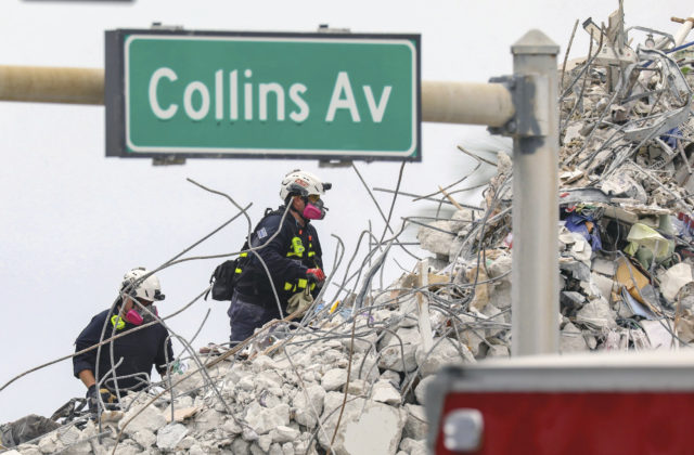 Pád obytnej budovy v meste Surfside na Floride má už 94 obetí, stále je nezvestných dvadsaťdva osôb