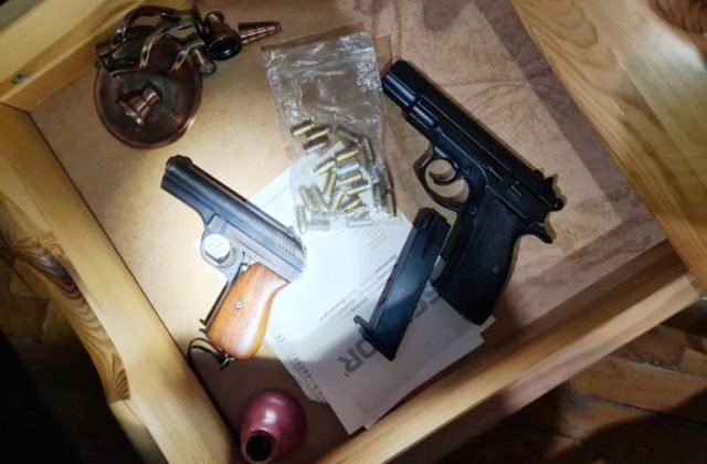 Na východe Slovenska zasahovala polícia pre drogy, u mladíka z Michaloviec našli aj zbrane (foto)