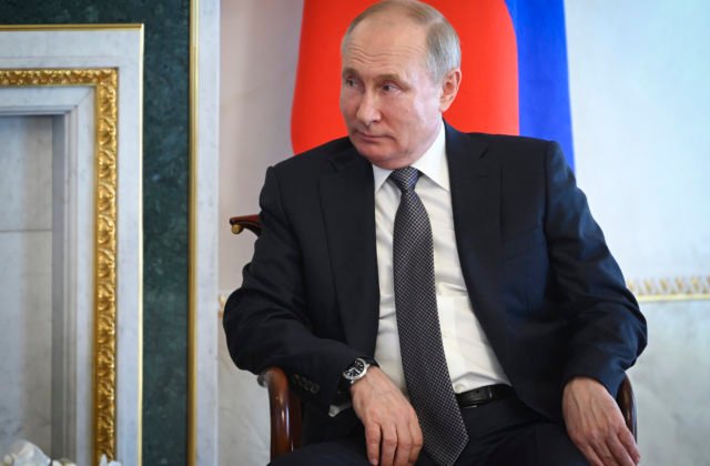 Putin informoval Macrona o priebehu „operácie“ a Rusko je pripravené na rozhovory s Ukrajinou