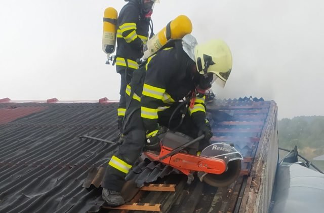 V Bošanoch vypukol požiar výrobnej haly, na mieste zasahovali desiatky hasičov (foto)