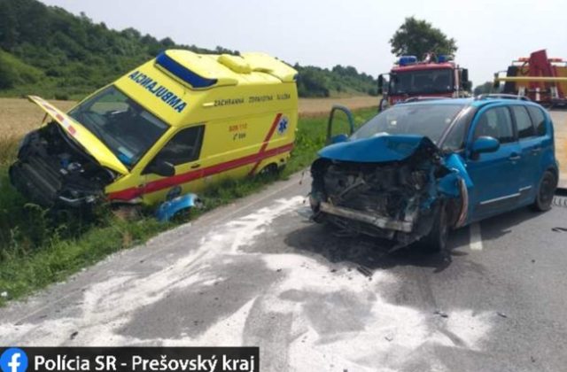 V Bardejovskom okrese sa zrazila sanitka s autom, zranenia utrpeli viaceré osoby (foto)