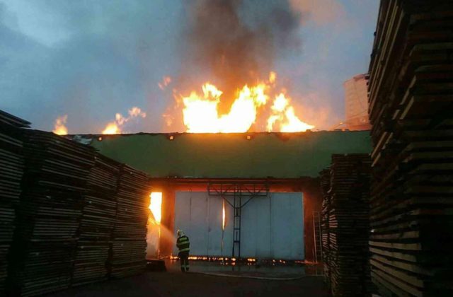 Hasiči zasahujú pri požiari v Starej Kremničke, plamene zachvátili sušičku dreva na píle (foto)