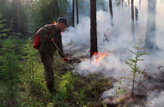 Sibír sužujú rozsiahle lesné požiare, na pomoc boli nasadené armádne lietadlá
