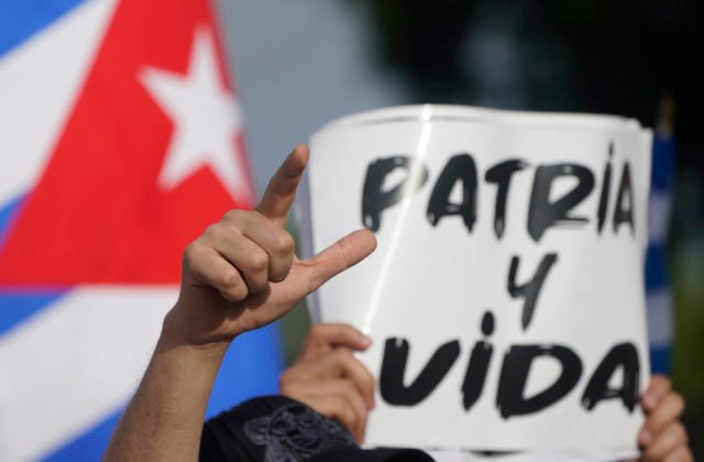 Kuba po protestoch uvoľní colné obmedzenia na potraviny a lieky, bude to však len dočasné