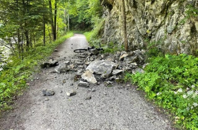 V Prielome Dunajca sa spustila kamenná lavína a zavalila cestu, lesníci vyzývajú turistov k opatrnosti (foto)