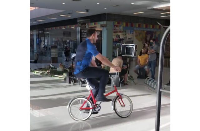 VIDEO: Športový moderátor jazdil po nákupnom centre na bicykli, ten to nezvládol