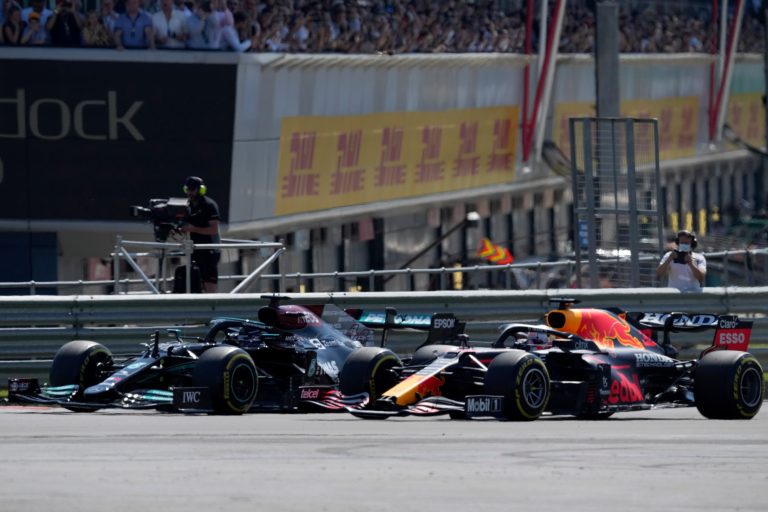 Na okruhu Silverstone zažili dramatické chvíle, Verstappen po kolízii s Hamiltonom skončil v bariérach