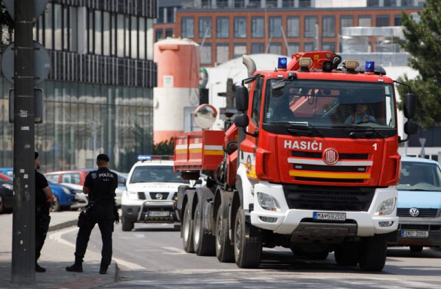 V Bratislave museli evakuovať autobusovú stanicu i ďalšie budovy, pyrotechnici našli leteckú bombu (video)