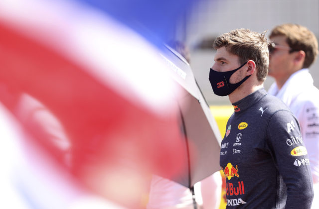 Verstappena po nehode na okruhu v Silverstone trápia bolesti krku, škody na aute sa však vyšplhali vysoko