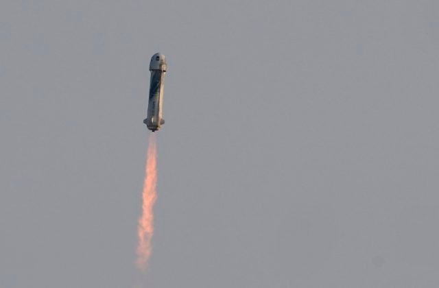 Jeff Bezos s posádkou úspešne dosiahli hranicu vesmíru, raketa bezpečne pristála na Zemi (video)