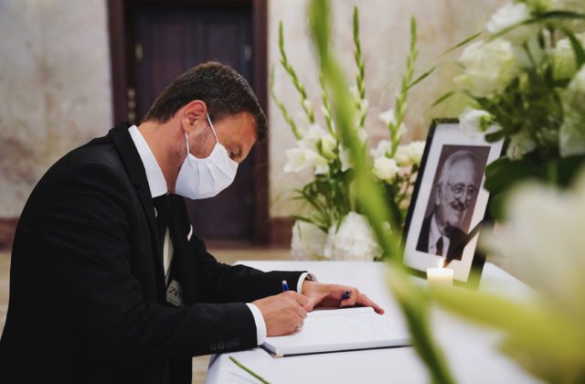 Premiér Heger si uctil pamiatku Lasicu a Kubánku, do kondolenčnej knihy napísal krátky odkaz