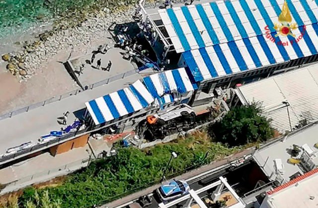 Do plážového rezortu na Capri sa zrútil autobus, vodič na mieste zahynul (foto + video)