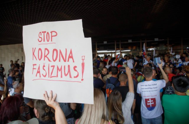 Zaočkovaných sa nemá kto zastať, Korčok reaguje na nezmyselné protesty pred parlamentom