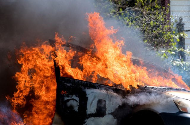 Auto odstavené na kraji cesty zachvátili plamene, príčina požiaru je stále neznáma