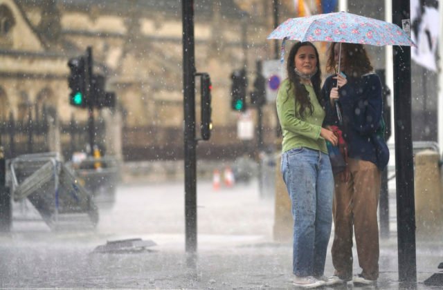 Prívalové dažde zaplavili domy aj metro v Londýne, nemocnice nemôžu prijať pacientov pre povodeň