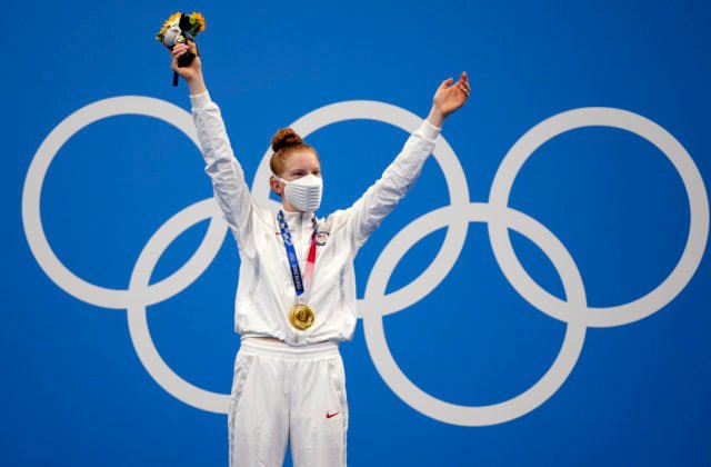 Tínedžerka z Aljašky šokujúco vyhrala prsiarsku stovku na olympiáde v Tokiu, plávanie mala v rodnom liste