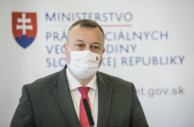 Ministerstvo práce vyplatí odmeny zamestnancom sociálnych služieb, môžu si prilepšiť až o 500 eur