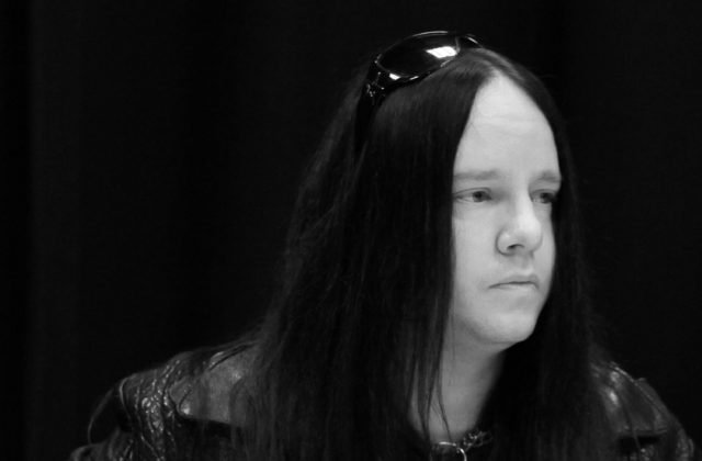 Zomrel bubeník Joey Jordison, zakladajúci člen heavymetalovej kapely Slipknot