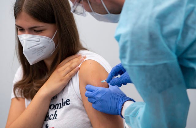 Kompletne zaočkovaná je v Nemecku už polovica populácie, záujem o vakcíny však klesá