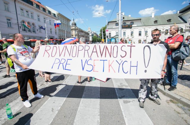 Pred Prezidentským palácom v Bratislave protestujú desiatky ľudí, búria sa proti novele zvýhodňujúcej zaočkovaných