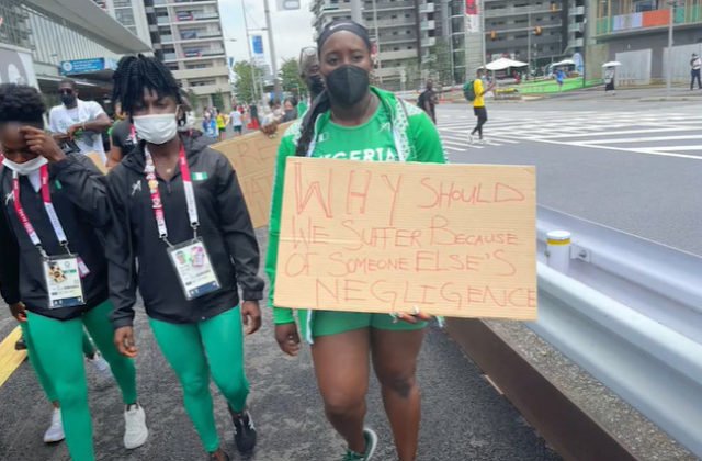 Diskvalifikovaní Nigérijčania protestovali v uliciach Tokia, dve inštitúcie obvinili z nedbanlivosti