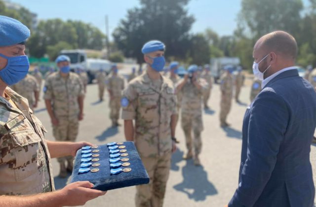 Slovenskí vojaci slúžia na Cypre už dvadsať rokov, minister Naď im odovzdal medaily OSN (foto)