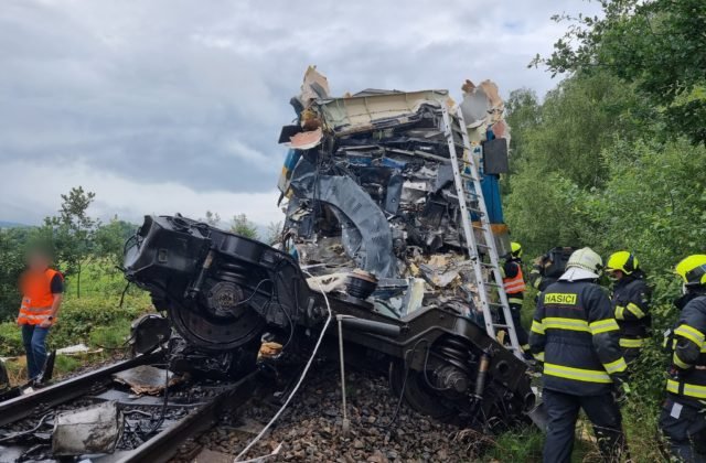 Pri obci Milavče sa zrazili expres a osobný vlak, dvaja ľudia zomreli a desiatky sú zranené