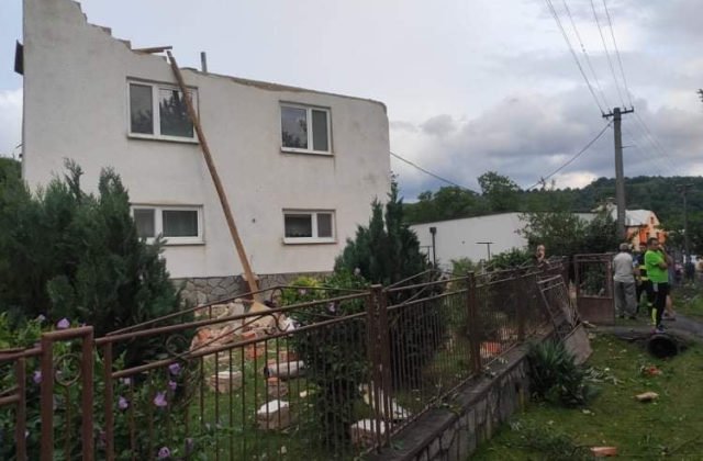 Na východe Slovenska sa prehnalo tornádo, spôsobilo materiálne škody (video)