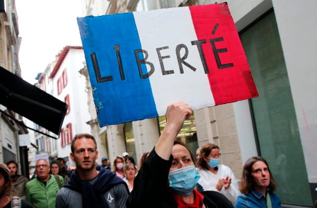 V Paríži protestovali tisíce ľudí, mali transparenty Naše slobody zomierajú a Vakcína: Nedotýkaj sa našich detí