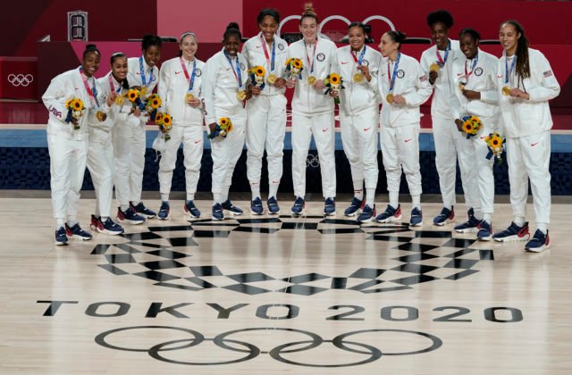 Americké basketbalistky získali na olympiáde v Tokiu siedmykrát zlato, Birdová a Taurasiová prelomili rekord