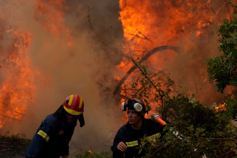 Na gréckom ostrove Eubója sa nedarí dostať oheň pod kontrolu, premiér sa ospravedlnil za zlyhania (foto)